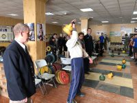 тренер-преподаватель гиревого отделения Юрий евгеньевич гулякин демонстрирует правила гиревого фестваля